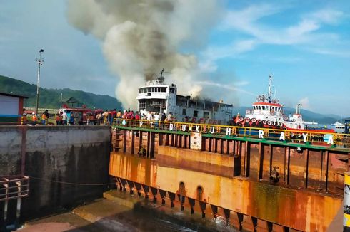 Kapal Mangkrak Sejak 2014 Terbakar di Perairan Teluk Waru Lembar