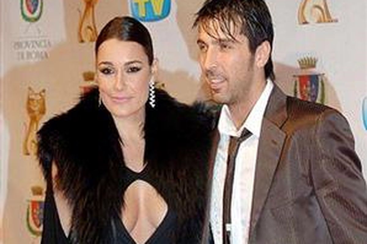 Gianluigi Buffon (kanan), dan model ternama sekaligus kekasihnya, Alena Seredova, menerima penghargaan the Italian TV Awards ''Telegatti'' di Auditorium Conciliazione pada 25 Januari 2007 di Roma, Italia.