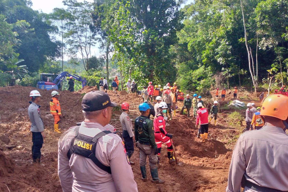 Tim gabungan melakukan pencarian terhadap sejumlah korban yang masih hilang akibat gempa di Cianjur, Jawa Barat, Senin (28/11/2022).