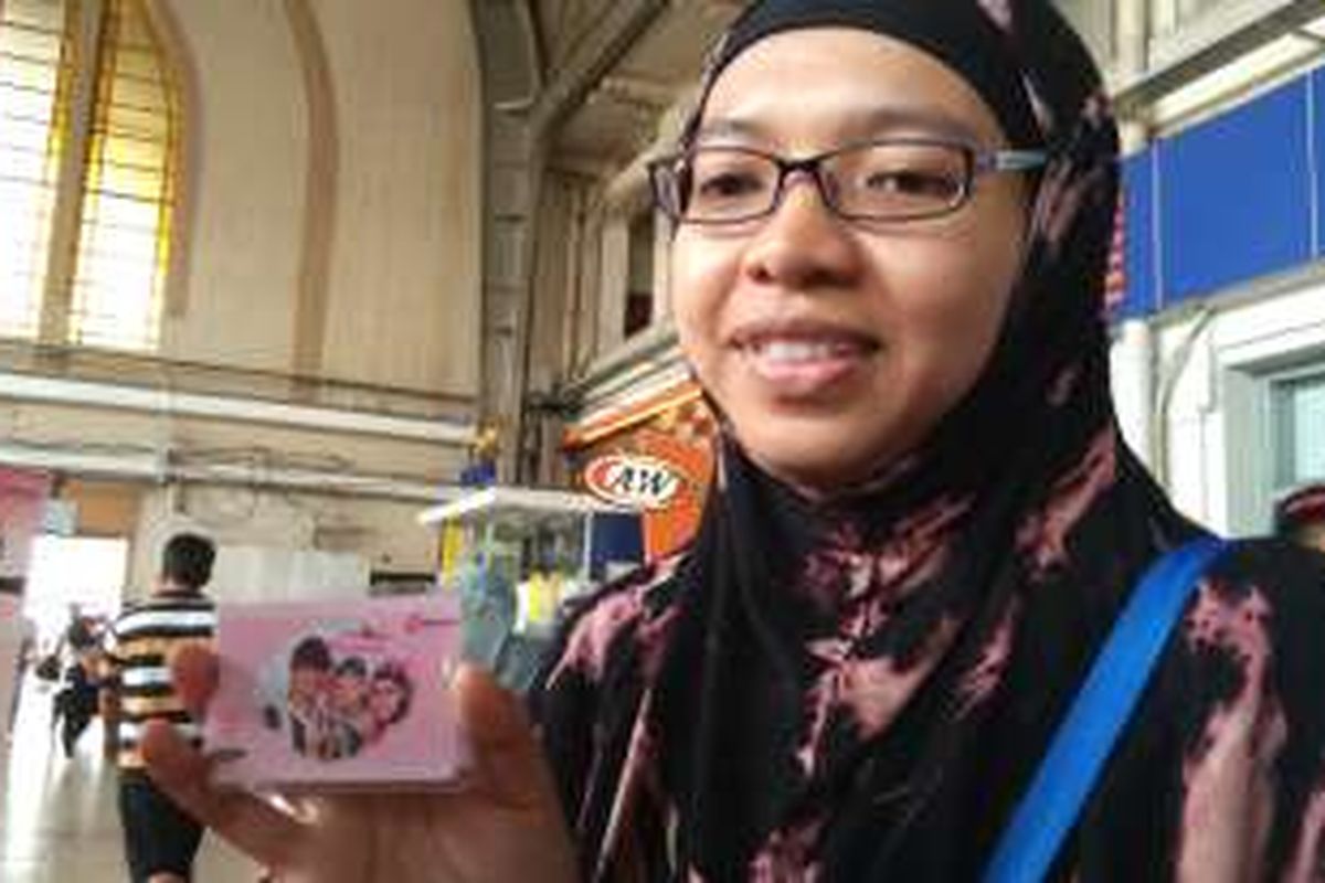 Penumpang KRL membuat kartu multitrip bergambar dirinya dan suami. Kart edisi khusus ini dikeluarkan PT KCJ di hari valentine, di Stasiun Jakarta Kota. 