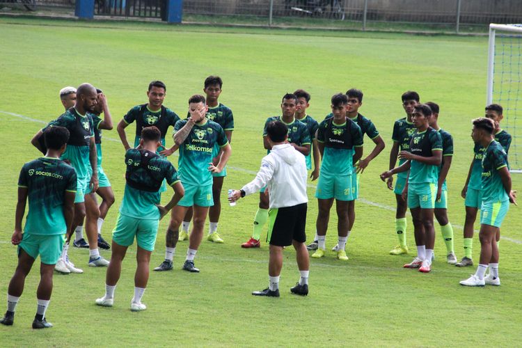 Penggawa Persib kembali berkumpul pada Senin (31/10/2022) di Stadion Persib, Sidolig, Bandung, guna menjalani latihan meski Liga 1 2022-2023 belum tahu kapan kembali dilanjutkan.