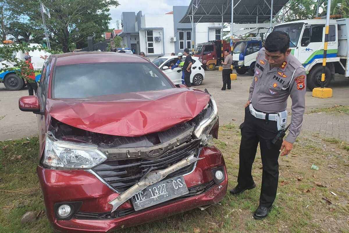 Kasat Lantas Polrestabes Makassar Kompol Amin Toha saat mengecek kondisi salah satu mobil yang ringsek akibat kecelakan beruntun di Tol Reformaasi Makassar, Sabtu (8/7/2023) Kompol Amin Toha