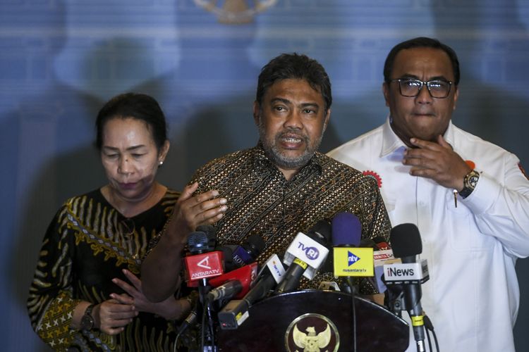 Presiden Konfederasi Serikat Pekerja Indonesia (KSPI) Said Iqbal (tengah) bersama Presiden Konfederasi Serikat Pekerja Seluruh Indonesia (KSPSI) Andi Gani Nena Wea (kanan) dan Presiden Konfederasi Serikat Buruh Seluruh Indonesia (KSBSI) Ely Rosita Silaban memberikan keterangan usai bertemu dengan Presiden Prabowo Subianto di Kompleks Istana Kepresidenan, Jakarta, Senin (1/9/2025). Presiden Prabowo Subianto mengundang tokoh lintas agama, pimpinan serikat pekerja dan pimpinan partai politik untuk membahas situasi negara dan melakukan doa bersama. ANTARA FOTO/Hafidz Mubarak A/nz