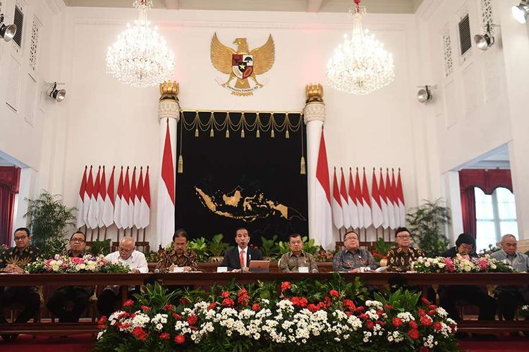 Presiden Joko Widodo (tengah) didampingi Wapres Jusuf Kalla dan pejabat terkait (dari kiri) Gubernur DKI Jakarta Anies Baswedan, Mensesneg Pratikno, Menteri PUPR Basuki Hadimuljono, Menteri Agraria dan Tata Ruang/Badan Pertanahan Nasional (ATR/BPN) Sofyan Djalil, Menteri Perencanaan Pembangunan Nasional (PPN) atau Kepala Bappenas Bambang Brodjonegoro, Mendagri Tjahjo Kumolo, Menteri Lingkungan Hidup dan Kehutanan (LHK) Siti Nurbaya dan Gubernur Kaltim Isran Noor, memberikan keterangan pers terkait rencana pemindahan Ibu Kota Negara di Istana Negara, Jakarta, Senin (26/8/2019). Presiden Jokowi secara resmi mengumumkan keputusan pemerintah untuk memindahkan ibu kota negara ke Kalimantan Timur.