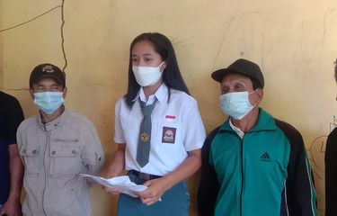 Christina (tengah), anggota Paskibraka asal Sulbar yang gagal berangkat saat mendatangi kantor Dispora Mamasa, Rabu (28/7/2021).