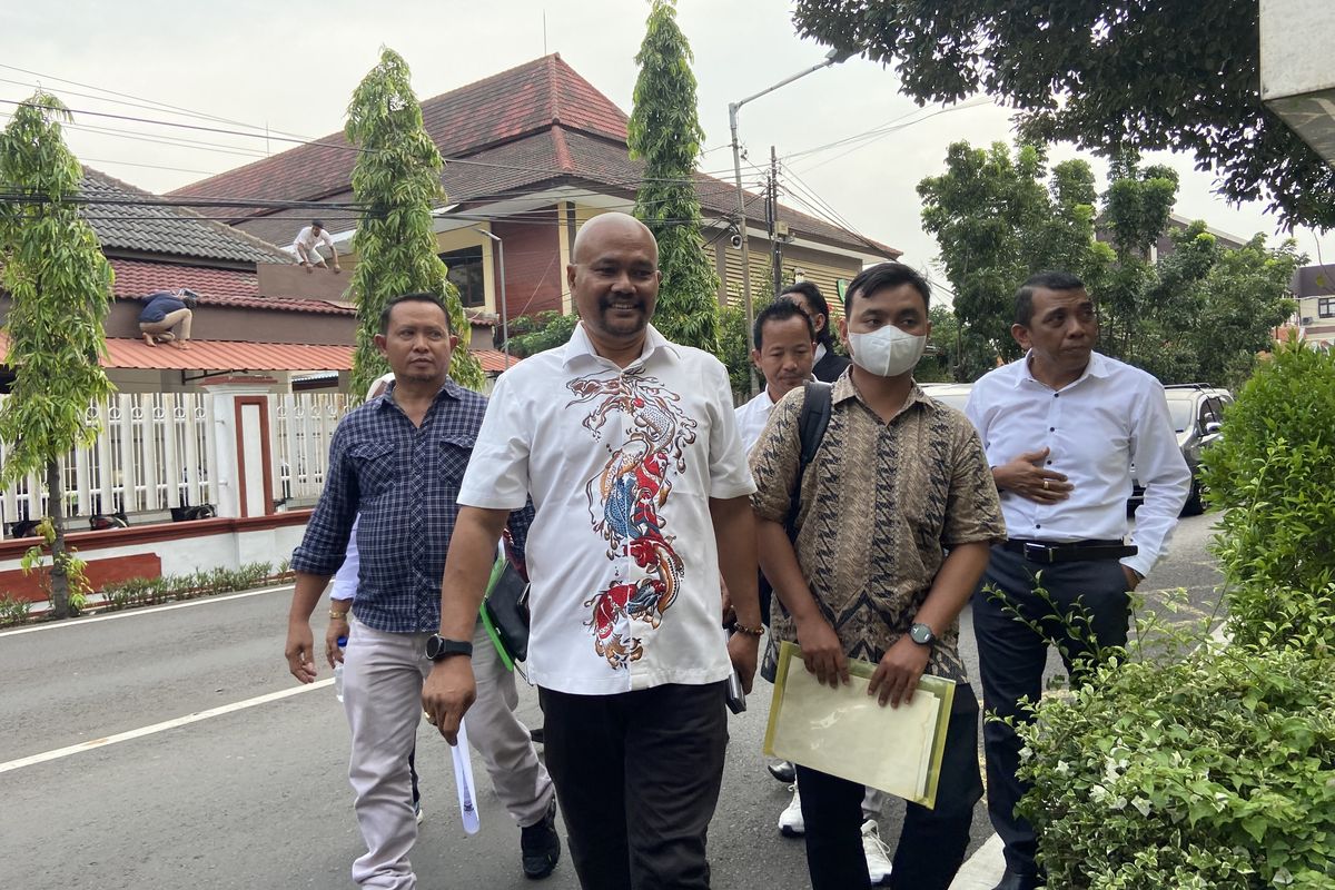 Mantan karyawan, Jan Hwa Diana bernama Dimas ditemani kuasa hukum, melaporkan HRD (Human Research Development) UD Sentosa Seal atas nama Veronika ke Polda Jatim, Senin (21/4/2025)
