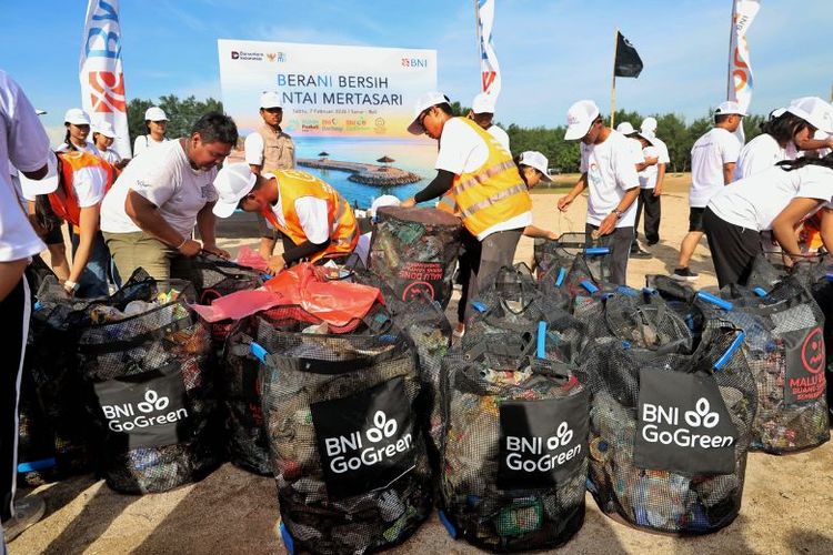 Aksi bersih di Pantai Mertasari, Denpasar, Bali, Sabtu (7/2/2026). Aksi bertajuk BERANI Bersih Pantai Mertasari itu menjadi bagian dari dukungan BNI terhadap pengelolaan lingkungan berkelanjutan. 
