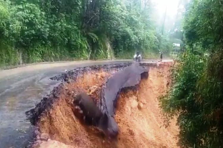 Ruas jalan lintas selatan Kabupaten Cianjur, Jawa Barat, ambles, Sabtu (18/6/2022). Korban jiwa nihil, namun arus lalu lintas terganggu.