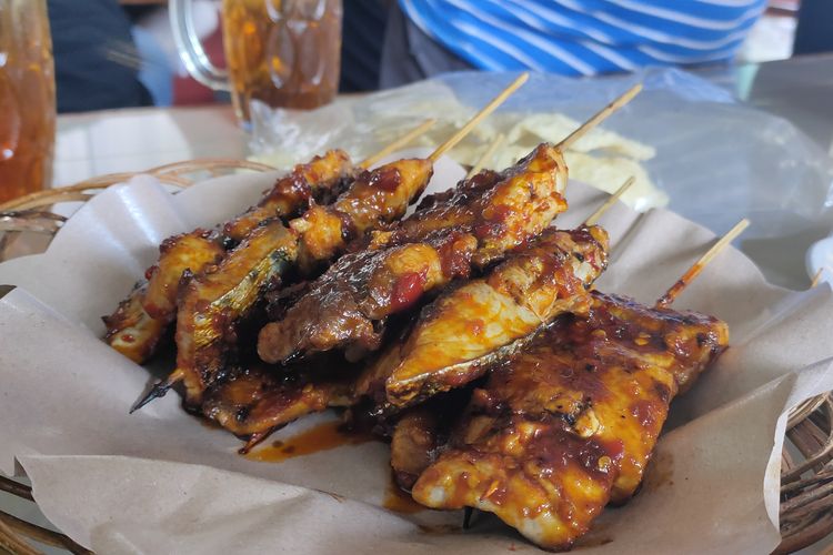 Sate tuna yang menjadi salah satu hidangan istimewa di warung makan sari laut Bu Gandos Pacitan, Jawa Timur. Sate tuna dihargai per tusuknya Rp 10.000.