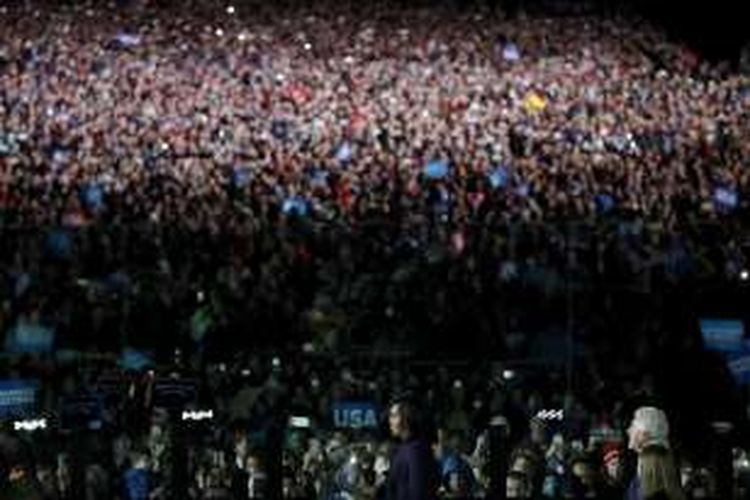 Kepadatan massa kampanye Hillary Clinton di Philadelphia, Senin (7/11/2016).