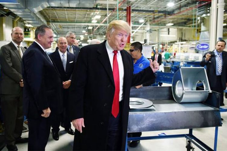 Donald Trump mengunjungi pabrik mesin pendingin ruangan di Amerika Serikat. 