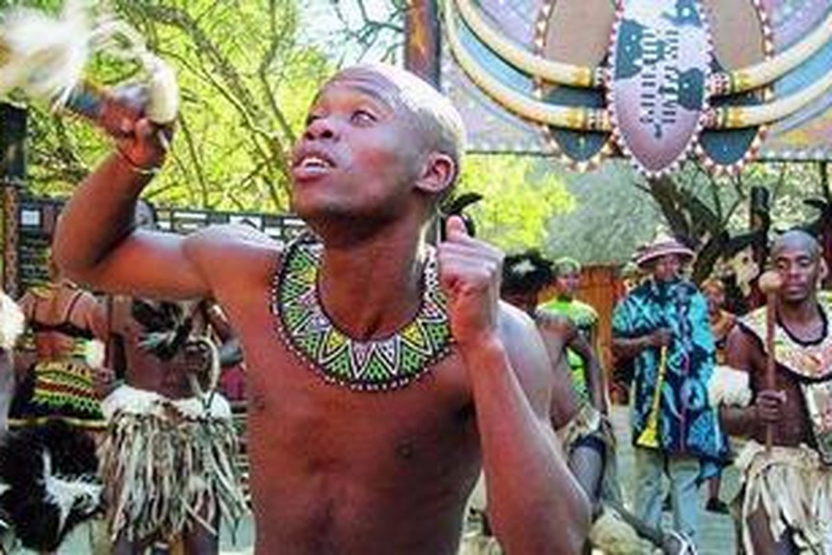 Pria Zulu dengan baju rumbai-rumbainya menarikan tari peperangan yang dimaksudkan untuk membangkitkan semangat menghancurkan lawan. Dengan tambur dan suara mulut, gerakan tari mereka yang ditampilkan di Lesedi Cultural Village, 30 kilometer utara Johannesburg, Afrika Selatan, pekan lalu seperti keluar dari dalam tubuh dan bukan gerakan hafala.