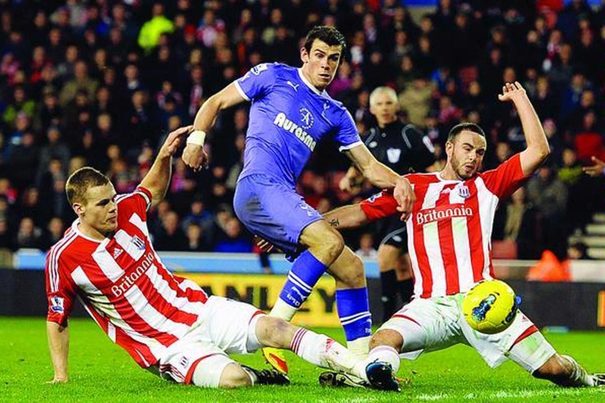 Pemain tengah Tottenham asal Wales, Gareth Bale (tengah), menendang bola ke arah gawang Stoke City pada lanjutan laga Liga Inggris di Stadion The Britannia, di Stoke, Inggris, Minggu (11/12). Pada pertandingan ini, Stoke City menang 2-1.