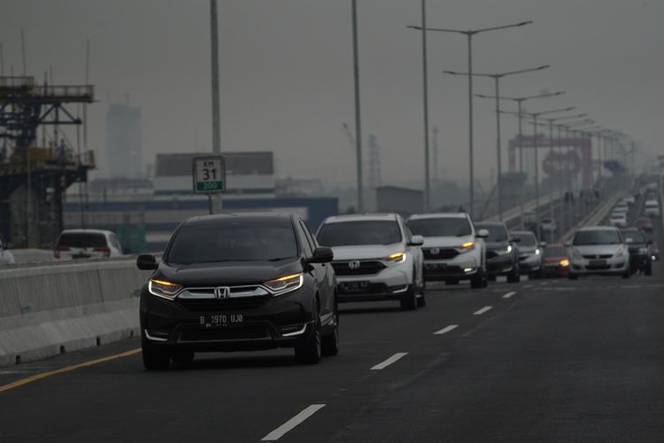 Honda CR-V saat menjajal jalan tol layang Jakarta-Cikampek