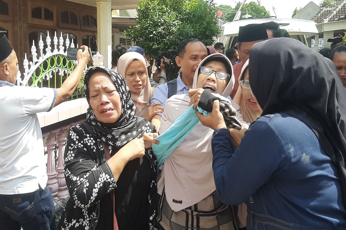 Orang tua Zidan menangis histeris saat jenazah sampai di rumah duka