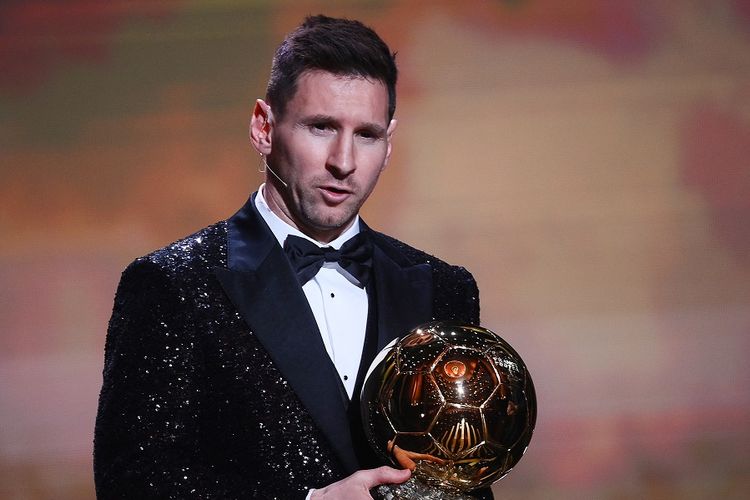 Lionel Messi raih Ballon d'Or 2021. Penyerang Paris Saint-Germain Lionel Messi berpose setelah dianugerahi penghargaan Ballon d'Or pada upacara penghargaan Ballon d'Or France Football 2021 di Theater du Chatelet di Paris pada 29 November 2021.