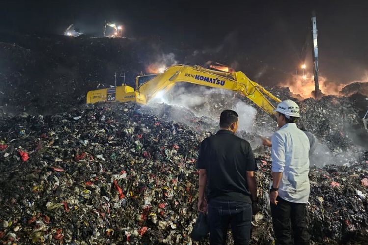 Menteri LH, Hanif Faisol (kanan) meninjau TPST Bantargebang yang longsor, Minggu (8/3/2026). 