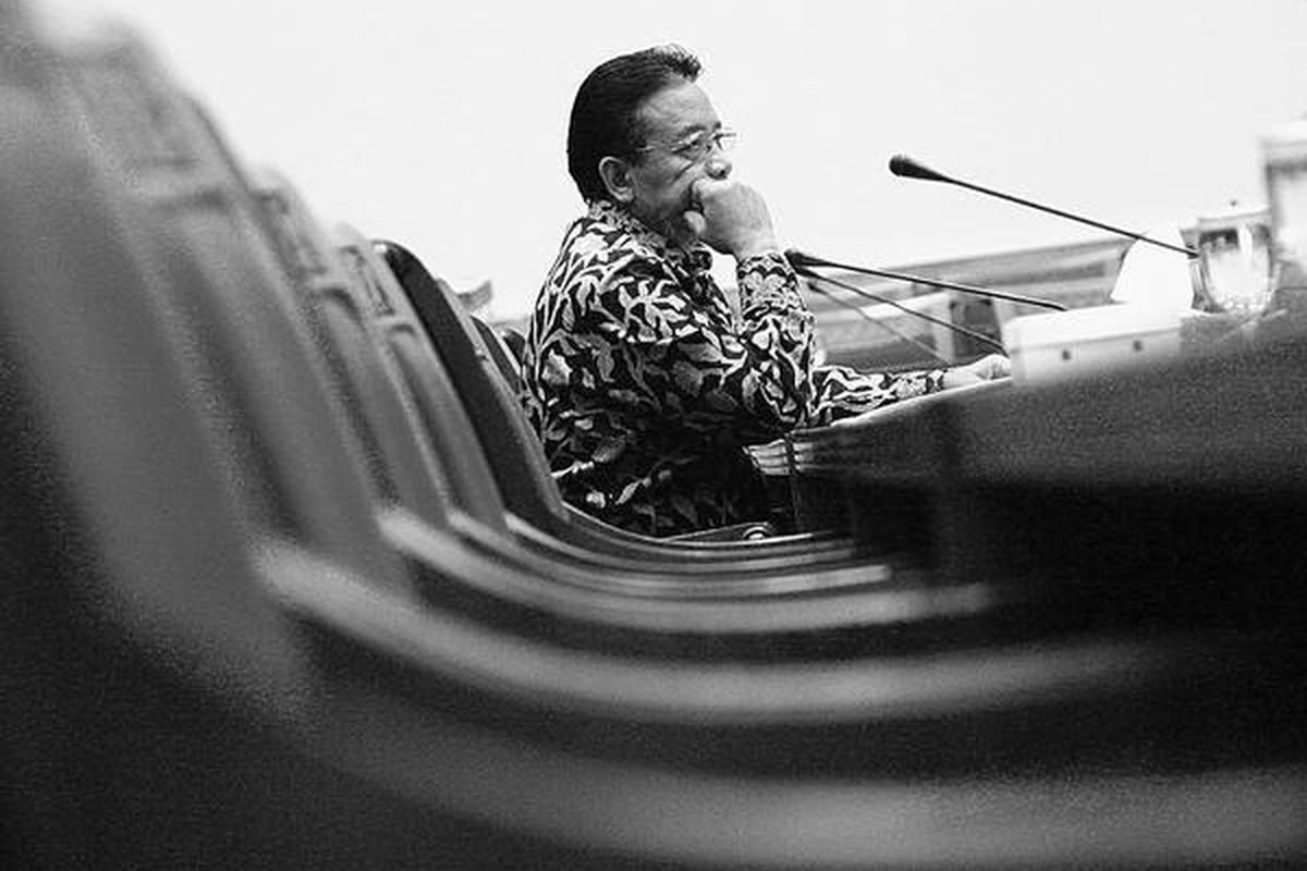 Ketua Komisi Kepolisian Nasional Djoko Suyanto menyimak pertanyaan anggota DPR dalam rapat dengar pendapat dengan Komisi III di Gedung DPR, Jakarta, Rabu (13/10). Ketua Komisi Kepolisian Nasional hadir untuk dimintai masukan terkait rekam jejak calon Kepala Polri, Komjen Timur Pradopo.