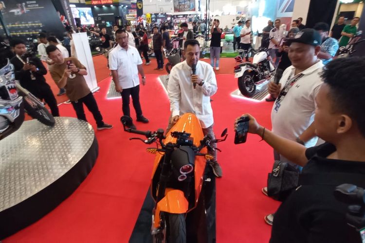 Raffi Ahmad beli motor listrik Hunter Davinci seharga Rp 750 juta di Indonesia Motorcycle Show (IMOS) 2024