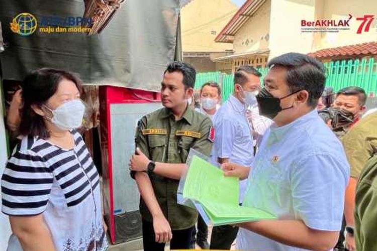 Menteri Agraria dan Tata Ruang/Kepala Badan Pertanahan Nasional (ATR/BPN), Hadi Tjahjanto menyerahkan sertifikat tanah secara langsung kepada salah satu warga di di Kelurahan Semper Barat, Kecamatan Cilincing, Jakarta Utara. 