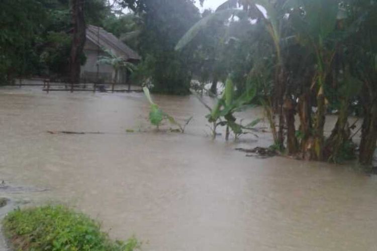 Hujan yang mengguyur sebagian besar wilayah Kabupaten Lebak, Banten memicu banjir dan longsor sejumlah tempat, Kamis (3/12/2020). Laporan Badan Penanggulangan Bencana Daerah (BPBD) Lebak, banjir dan longsor dilaporkan terjadi di 6 kecamatan.