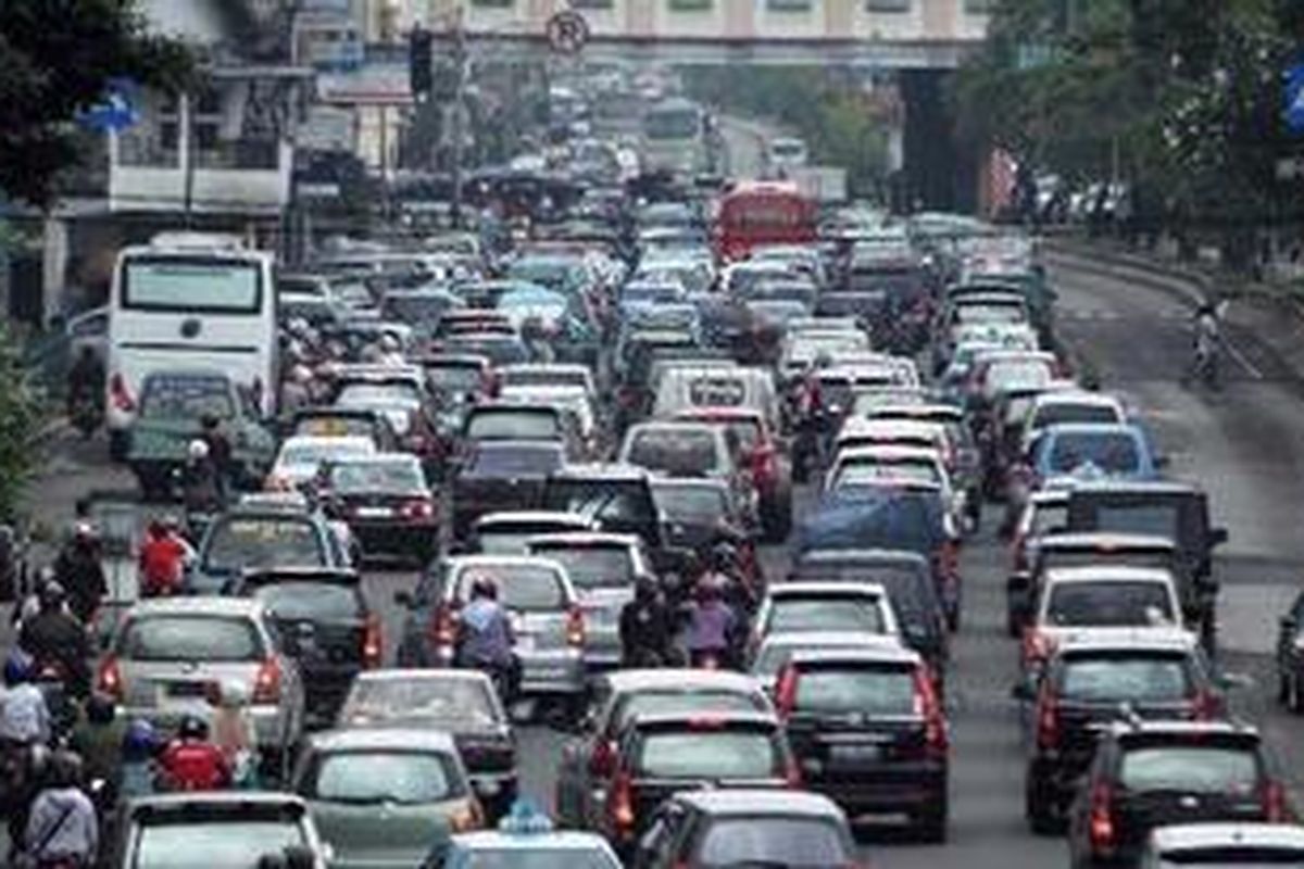 Sejumlah kendaraan terjebak macet di Jalan Gajah Mada, Kawasan Glodok, Jakarta Barat, Minggu (23/1/2011). Sebuah mobil nekat berbalik arah melawan arus untuk menghindari kemacetan. Kemacetan di sejumlah ruas jalan di Jakarta sudah semakin parah, bahkan di hari libur pun kemacetan tetap terjadi. 