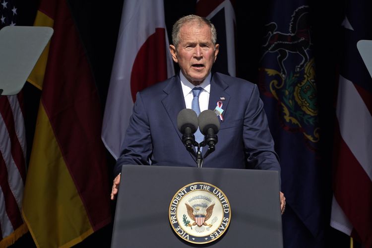 Mantan presiden Amerika Serikat George W Bush berpidato di Flight 93 National Memorial di Shanksville, Pennsylvania, Sabtu (11/9/2021), dalam peringatan 20 tahun serangan 11 September 2001.