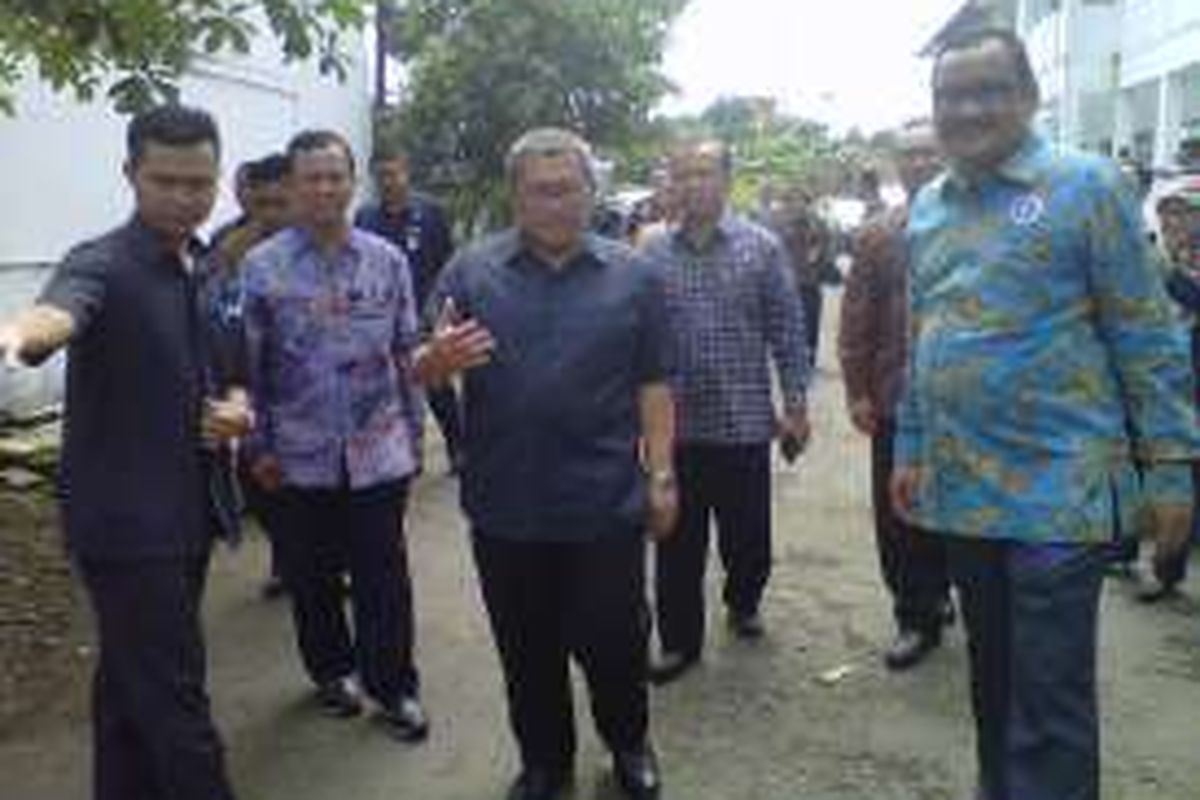 Gubernur Jawa Barat, Ahmad Heryawan (tengah) meninjau di Kampus Politeknik Sukabumi, Jawa Barat, Selasa (3/5/2016). 