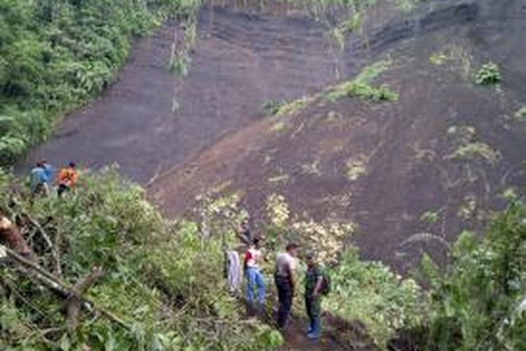 Lokasi longsor di lereng gunung Semeru, dusun Pandanrejo, Desa Bambang, Kecamatan Wajak, Kabupaten Malang, Jawa Timur. Sebanyak 190 tim relawan yang melakukan pencarian.Rabu (23/4/2014).