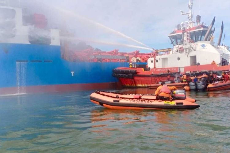 Upaya pemadaman kapal kargo Soemantri Brojonegoro yang terbakar di perairan Cilacap, Jawa Tengah, Rabu (1/12/2021).