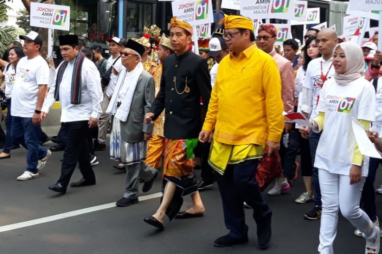 Joko Widodo-Maruf Amin mengikuti karnaval dengan berjalan kaki pada Deklarasi Kampanye Damai di Monas, Jakarta Pusat, Minggu (23/9/2018)
