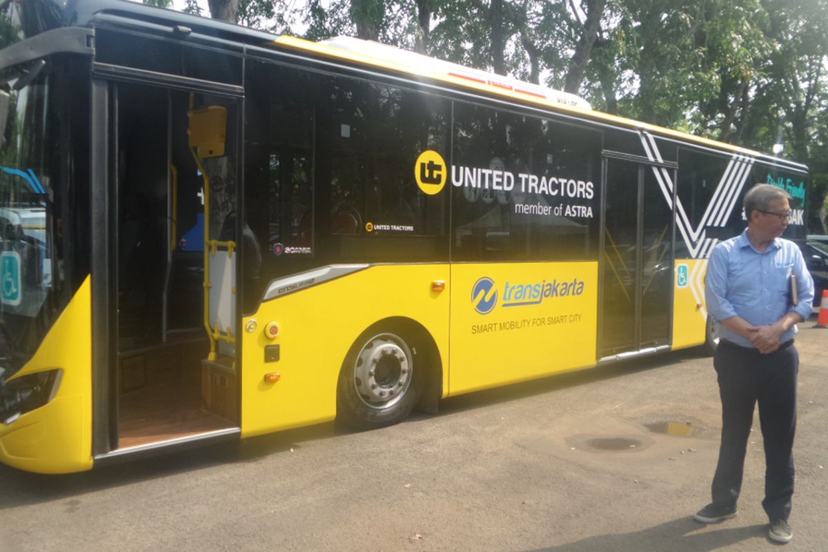 Bus tipe low entry merek Scania yang didatangkan PT Transjakarta sebagai moda transportasi baru di Jakarta. Bus ini merupakan armada ramah penyandang disabilitas karena suspensinya yang bisa diatur untuk sejajar dengan trotoar, Rabu (12/4/2017)