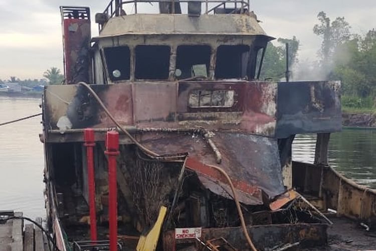 2 kapal terbakar di Pelabuhan Asgon, Kabupaten Mappi, Provinsi Papua, Kamis (18/8/2022).