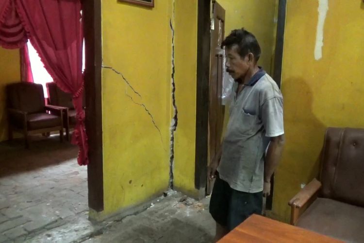 Rumah Warga yanag berada di Desa Tanggunggunung Tulungagung Jawa Timur, mengalami retak akibat tanah gerak, Kamis (13/10/2022).