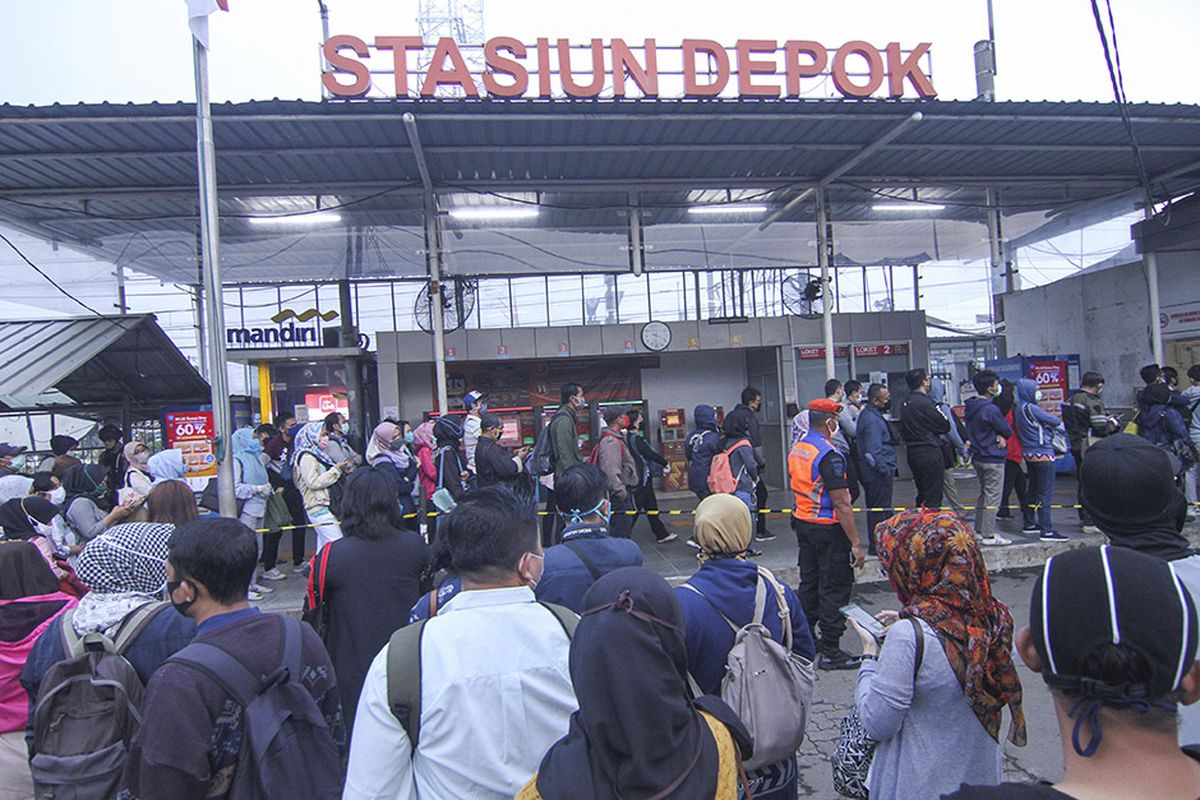 Calon penumpang KRL Commuter Line antre menunggu kedatangan kereta di Stasiun Depok Lama, Depok, Jawa Barat, Selasa (14/4/2020). Antrean tersebut dampak dari kebijakan pembatasan jumlah penumpang di setiap rangkaian kereta dalam rangka percepatan penanganan pandemi COVID-19.