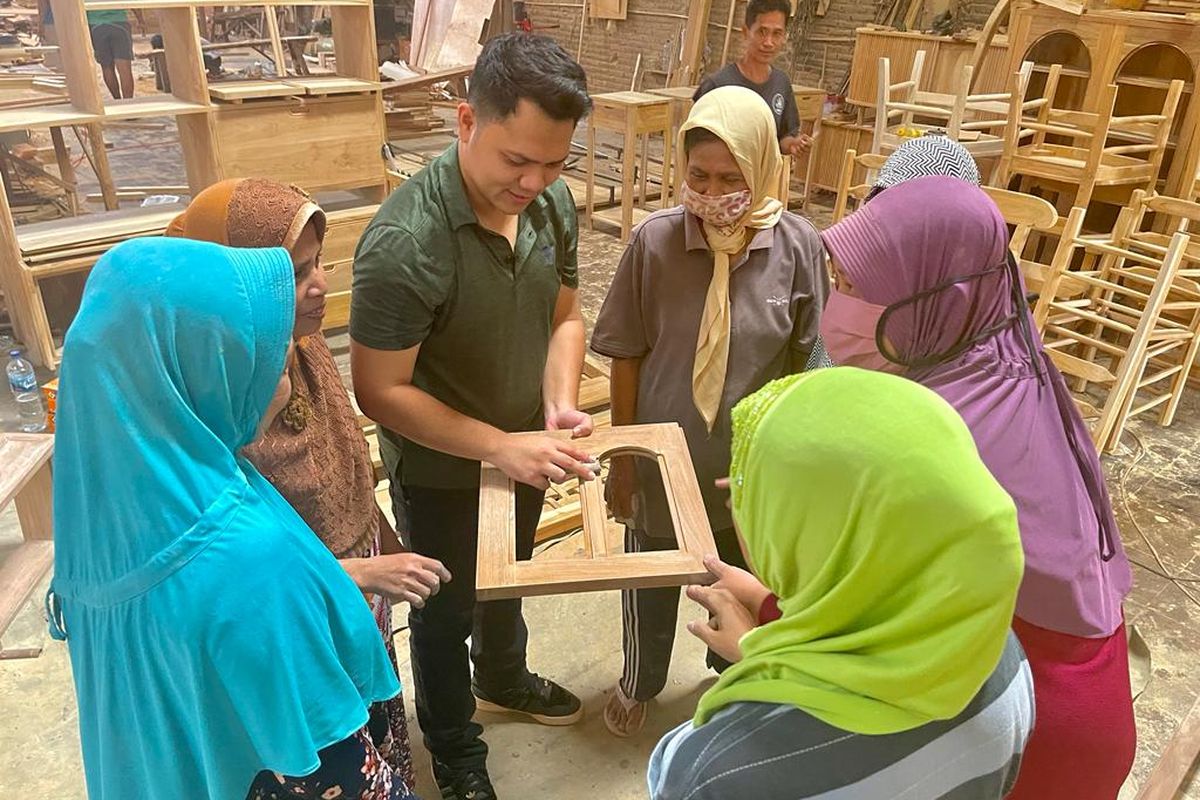 Suasana proses penggarapan mebel di salah satu pengrajin mebel dan ukir di Kabupaten Jepara, Jawa Tengah, Rabu (6/9/2023). 