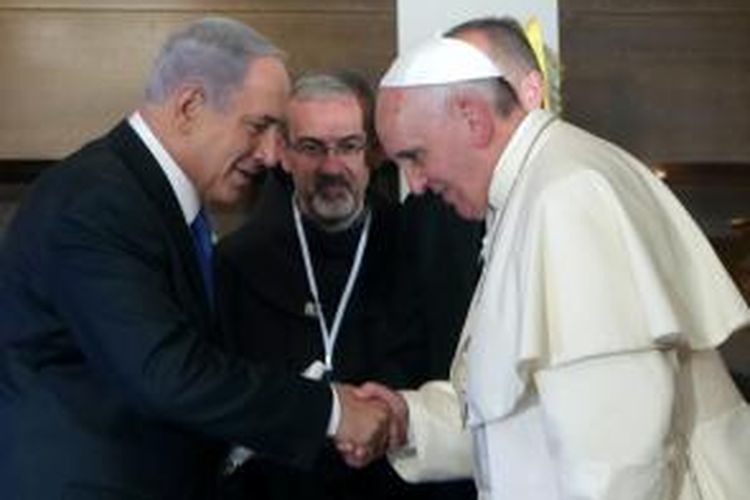 PM Israel Benyamin Netanyahu dan Paus Fransiskus bertemu di Jerusalem, Senin (26/5/2014).