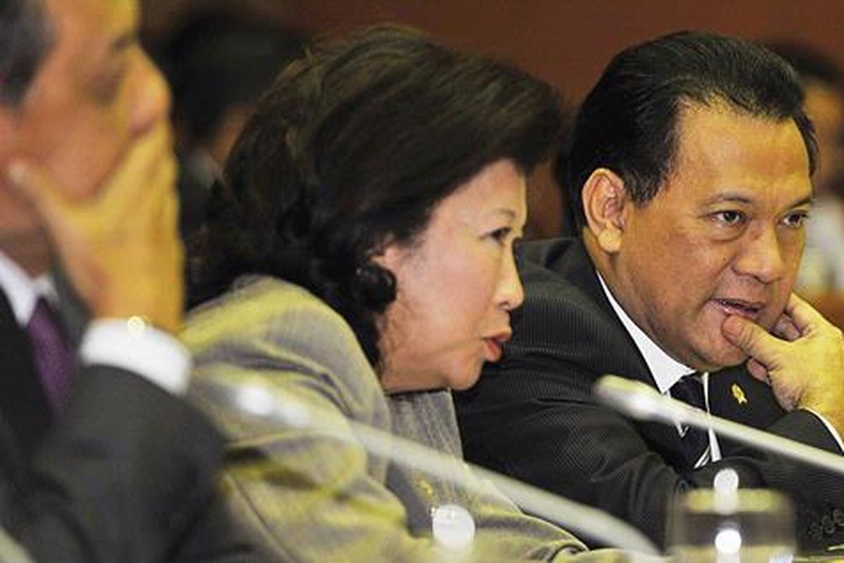 Menteri Keuangan Agus Darmawan Wintarto Martowardojo  (kanan) berbincang dengan Menteri Perdagangan Mari Elka Pangestu (tengah) saat rapat   terkait swasembada gula dengan  Komisi VI DPR di Gedung DPR/MPR, Jakarta, Kamis (30/6).