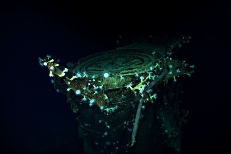 Para peneliti menemukan kapal ini pada kedalaman 5.400 meter di bawah permukaan laut.