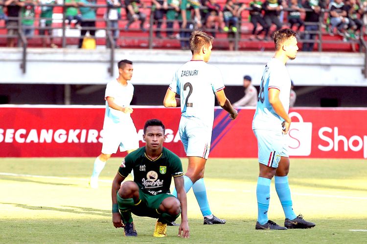Pemain muda Persebaya Surabaya, Osvaldo Haay (tengah) saat Pekan 6 Liga 1 2019 melawan Persela Lamongan yang berakhir dengan skor 3-2 di Stadion Gelora Bung Tomo Surabaya, Jawa Timur, Senin (01/07/2019) sore. 