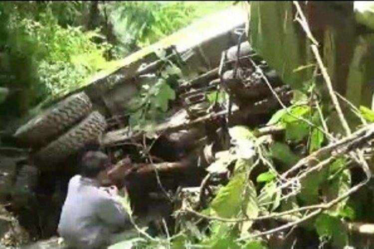 Sebuah truk 10 roda terguling ke jurang sedalam 300 meter di Mamasa, Sulawesi Barat.