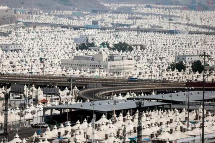 Ribuan tenda untuk menampung umat Islam yang tengah melangsungkan ibadah haji di Mina, di luar kota Mekah, Saudi Arabia, 19 September 2015. Sekitar 3 juta umat Islam dari berbagai penjuru dunia berkumpul di Mekah untuk melangsungkan ibadah Haji