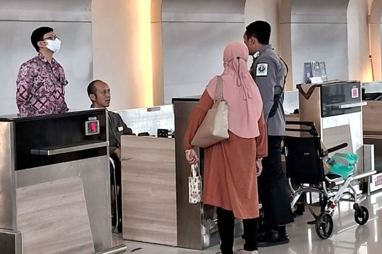 Perempuan asal Kabupaten Blitar, CNC (62), menjalani proses pemulangan oleh petugas Kantor Imigrasi Blitar dengan tujuan Taiwan, Jumat (24/11/2023)