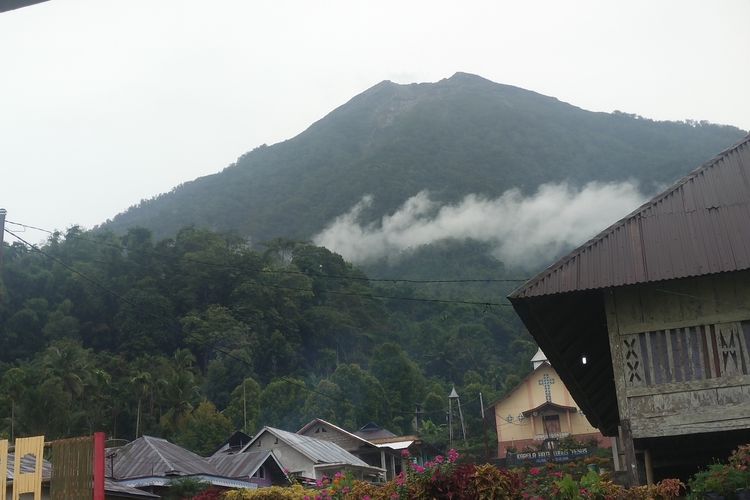 Gunung Api Ebulobo merupakan salah destinasi di Desa Wisata Ululoga, Kecamatan Maupongo, Kabupaten Nagekeo, NTT, Rabu, (8/3/2023). Wisatawan bisa mendaki gunung api tersebut. (KOMPAS.com/MARKUS MAKUR)