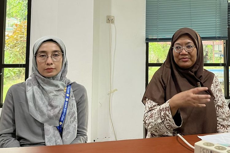 Dokter Spesialis Penyakit Dalam, dr Tri Pudy Asmarawati (kiri), dan Staf Medik Divisi Penyakit Tropik dan Infeksi Anak, dr Dwiyanti Puspita, Selasa (2/4/2024).