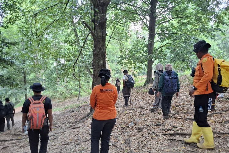 Pendaki Terjebak Kebakaran di Gunung Gamalama Ternate, Dievakuasi Tim SAR