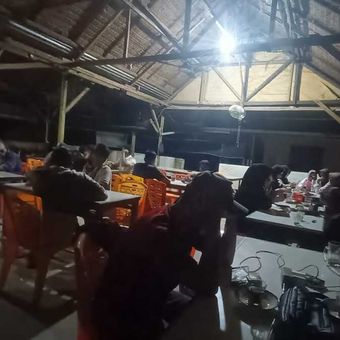 Warga memadati warung kopi di Krueng Mane, Kecamatan Muara Batu, Kabupaten Aceh Utara, saat pemadaman listrik, Jumat (25/5/2026) malam