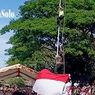 Aksi Heroik Polisi Panjat Tiang 10 Meter Selamatkan Tali Penarik Bendera yang Lepas di Boyolali