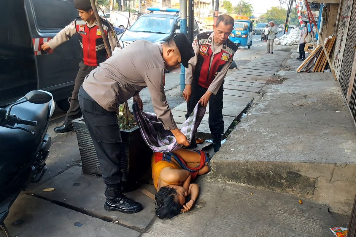 Wanita mabuk tergeletak di Trotoar Tambora, Jakarta Barat, Kamis (3/8/2023) pagi.