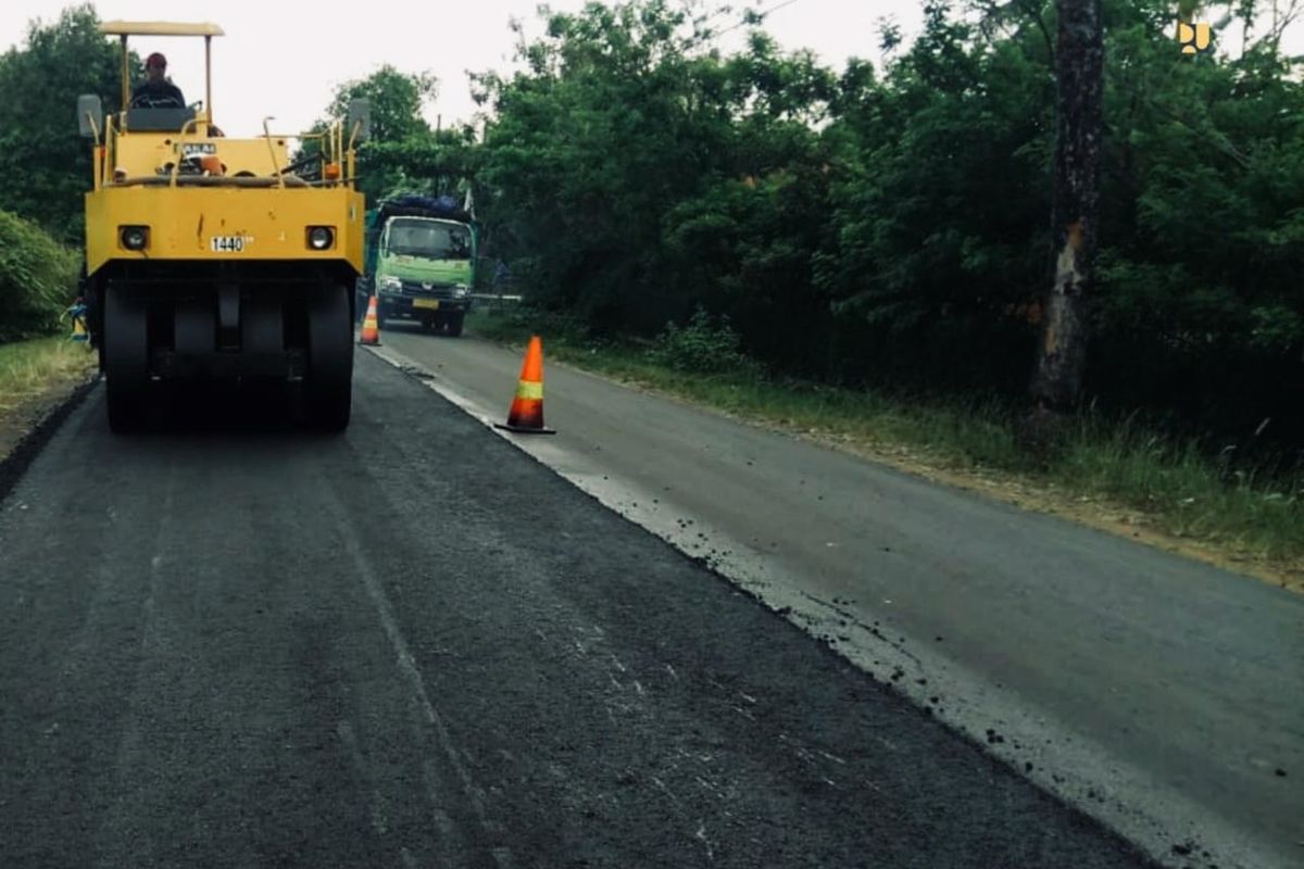 Preservasi jalan menggunakan aspal karet di ruas Ajibarang-Banjarnegara.